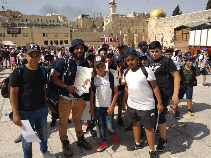 Seventh grade children from the city of Rehovot On an experiential tour to celebrate the Bar/Bat Mitzvah year, the peak of which is the arrival at the Western Wall.
